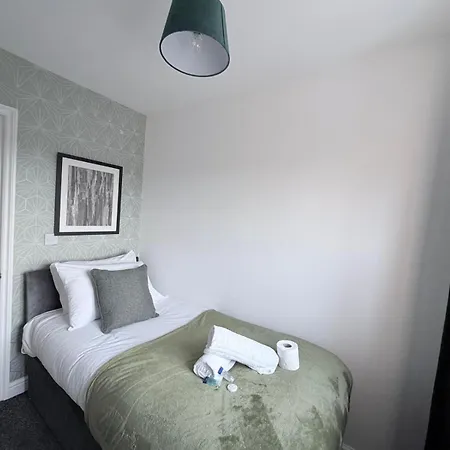 Tranquil Near Shopping And Centre Homestay Leeds (West Yorkshire)