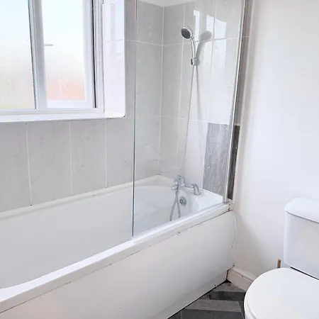 Tranquil Near Shopping And Centre Homestay Leeds (West Yorkshire)